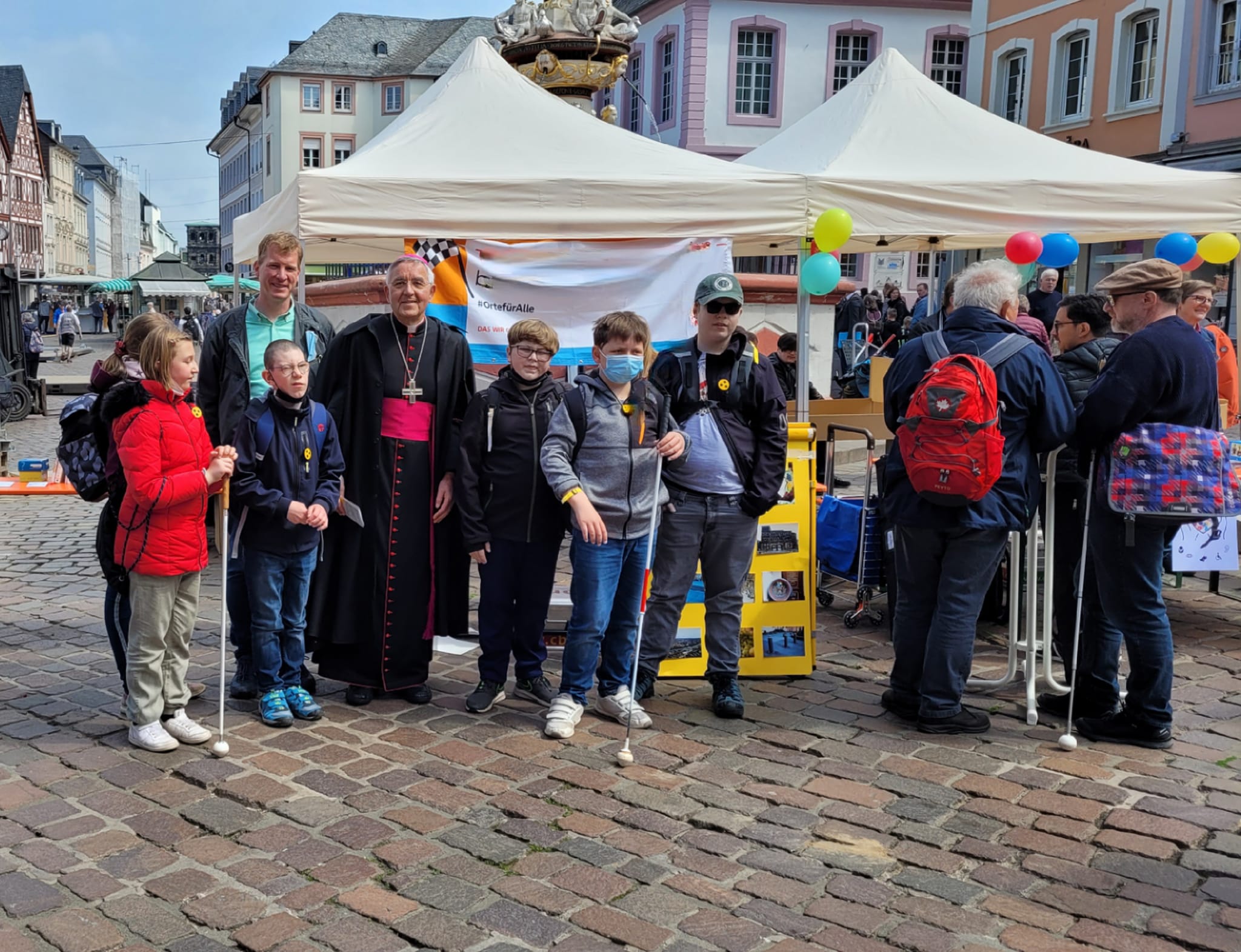 Gruppenfoto%20mit%20Weihbischof%20Franz%20Josef%20Gebert Gruppenfoto%20mit%20Weihbischof%20Franz%20Josef%20Gebert